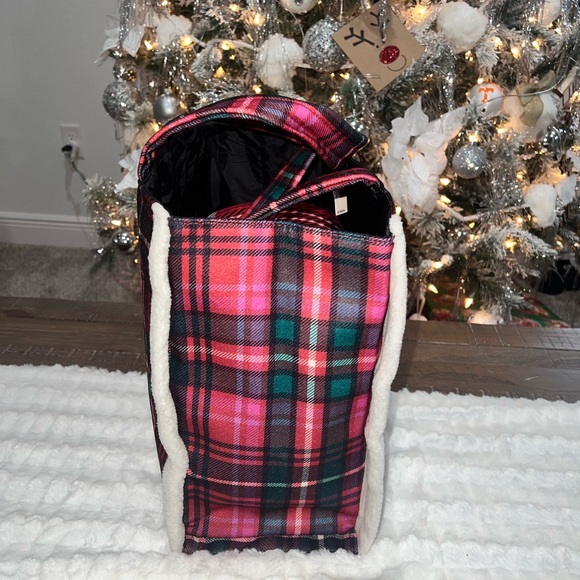 Victoria Secret Sherpa Tote & PINK Blanket Set - Picture 8 of 12